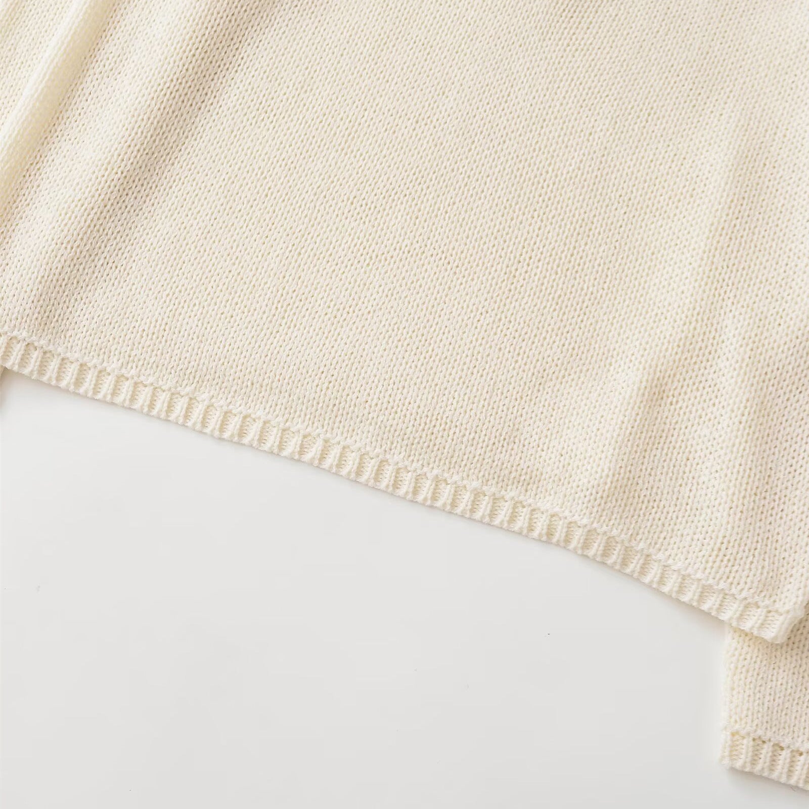 Simple long sleeved V-neck casual knit sweater