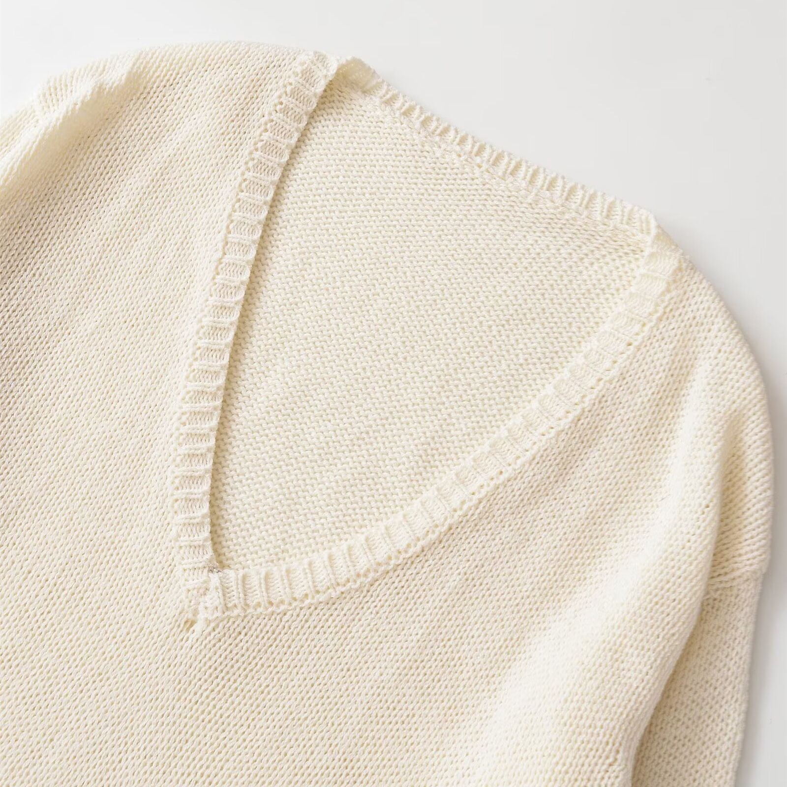 Simple long sleeved V-neck casual knit sweater